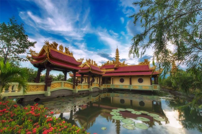 Chùa Vạn Phước Bến Tre - Tiên cảnh trần gian của vùng đất Xứ Dừa