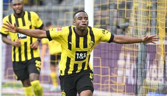 Bayern Munich lên ngôi đầu bảng Bundesliga, Dortmund thắng đậm